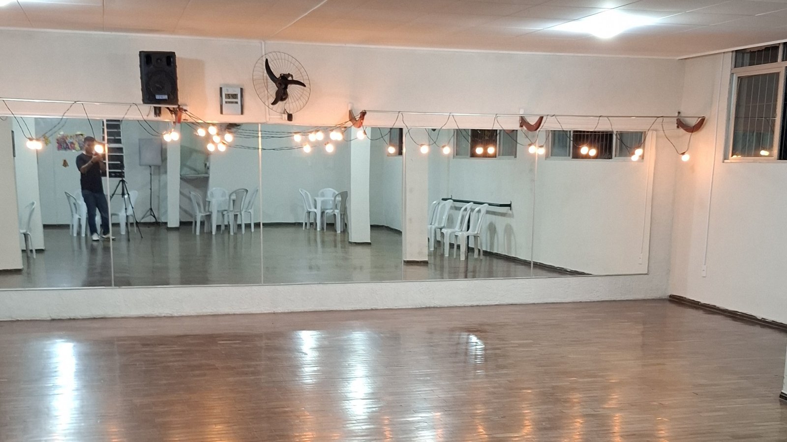 Alunos dançando samba de gafieira